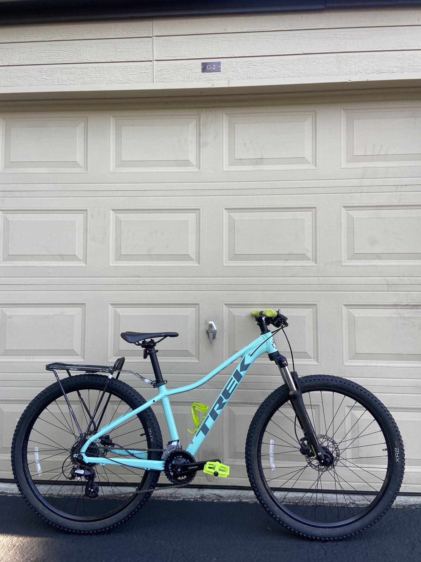 Trek Marlin 6 Women’s Mountain Bike – 27.5” – Hydraulic Brakes – Aluminum Commuter Bicycle