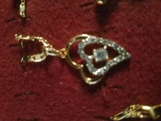 Cadena con dige de corazon y perla de oro laminado