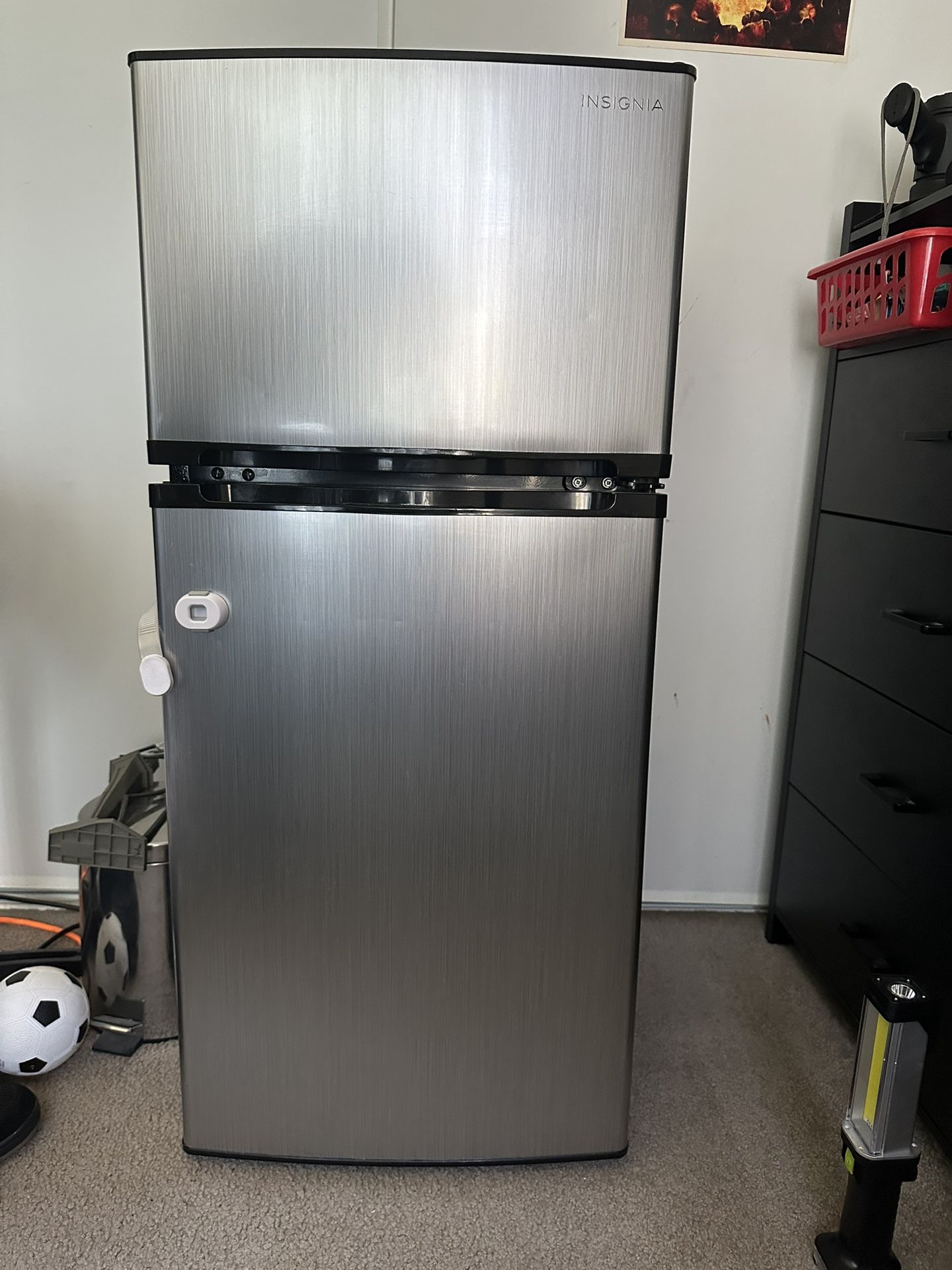 Insignia- 4.3 Cu. Ft. Mini Fridge with Top Freezer and ENERGY STAR Certification - Stainless steel