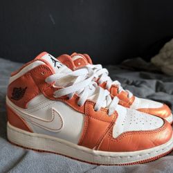 🟠 Air Jordan 1 Mid “Team Orange / Starfish” (GS)