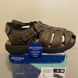 Boy’s Sandals Size 4m 