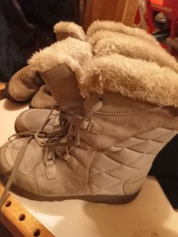 Women's COLUMBIA boots Size 9 