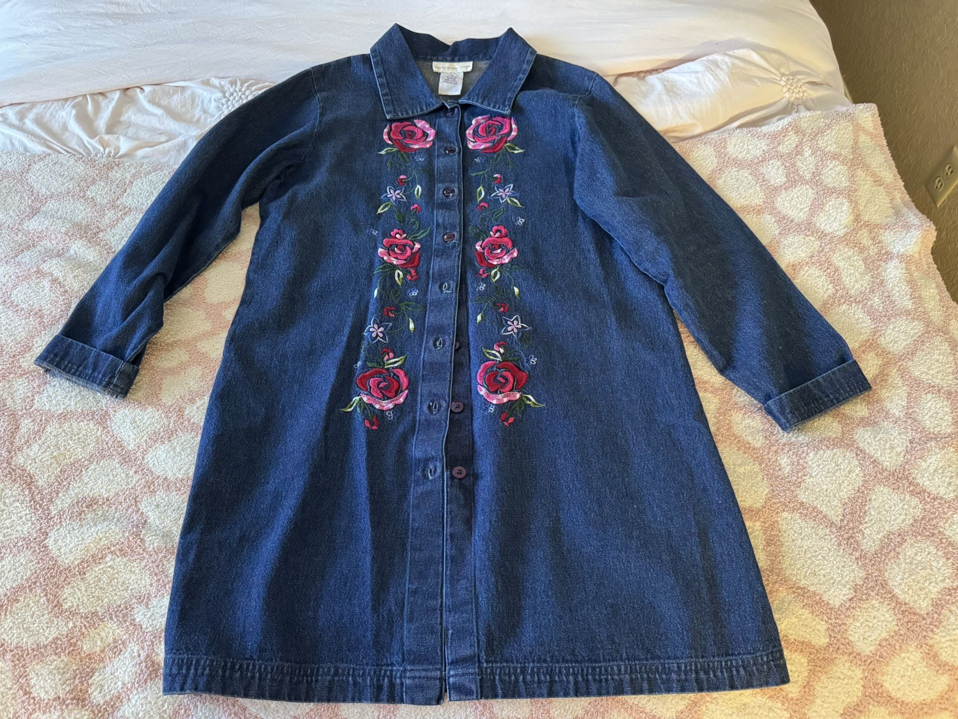 SUSAN GRAVER LIGHT WEIGHT DENIM JACKET with floral embroidered Medium EUC