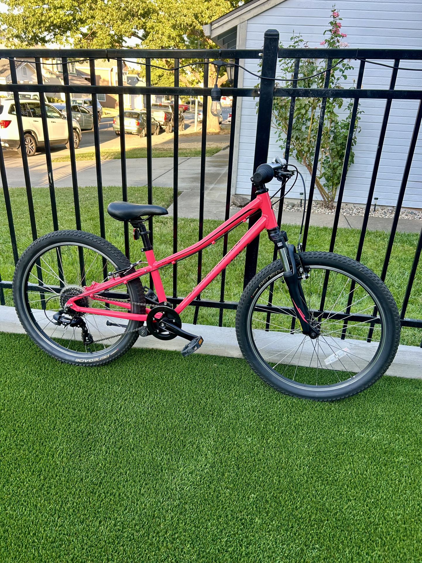SPECIALIZED HOTROCK YOUTH MOUNTAIN BIKE 24” Wheels
