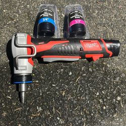 Milwaukee Pex Expander With 2 1/2 Heads And 1 3/4 Head With Battery 
