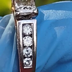 14k 1ct TW Princess Center Round On Sides Gorgeous Ring Size 9