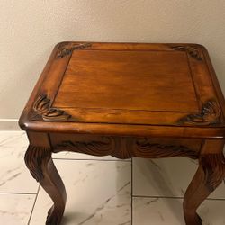 Vendo  Un Set De 3 Mesas De La Sala 1 Es Del Centro Con 4 Cristales De Madera Solita Y Con Diseño Dino Y Elegance Color En Dos Tonos De Madera Y Aveña