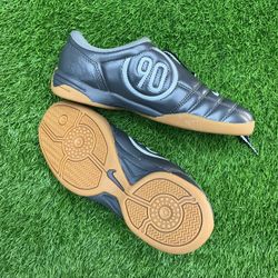 Total 90 indoor soccer shoes size 7