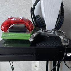 Xbox One Comes With Games & Controllers & Adapter