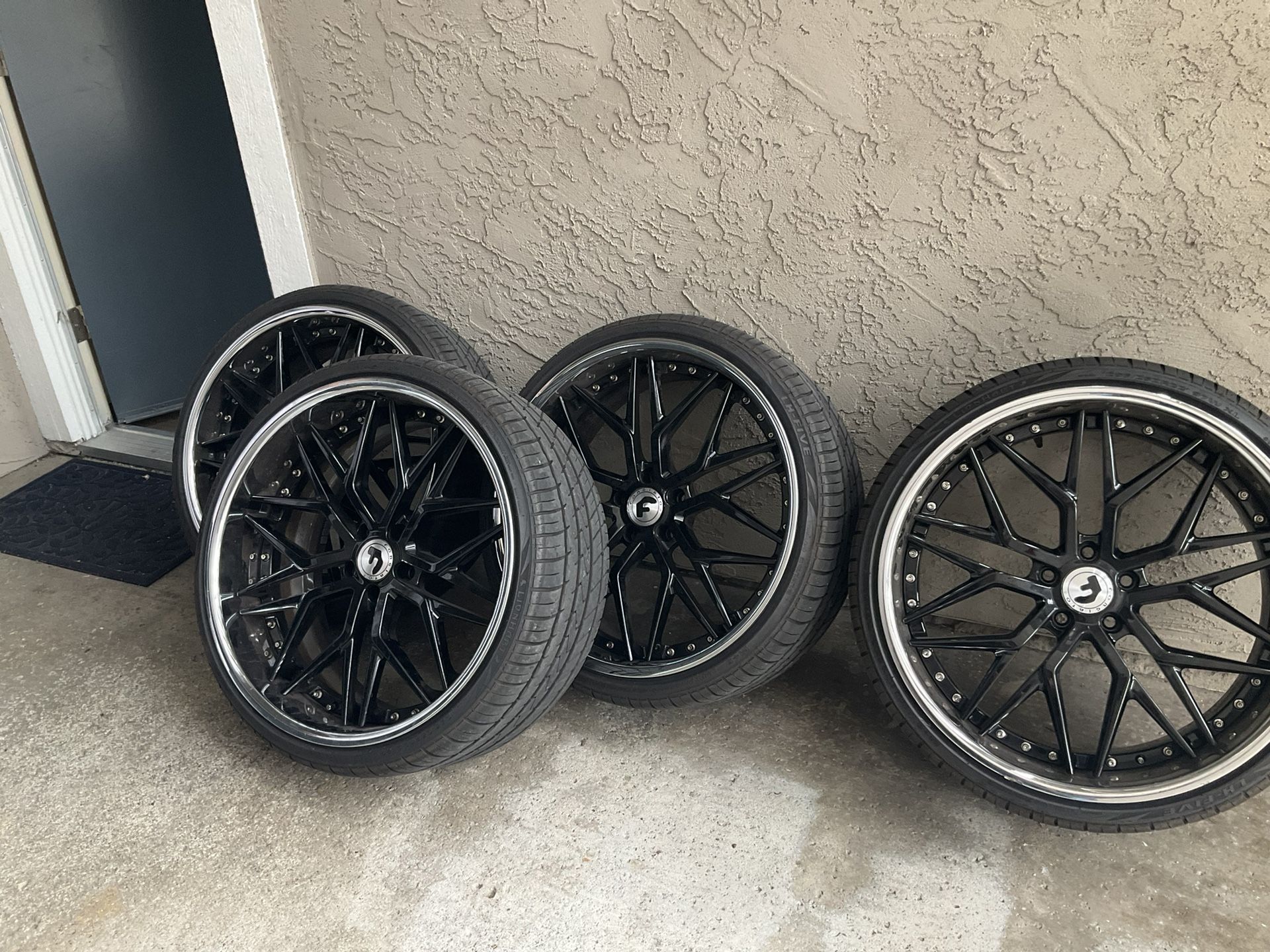 3 Piece Staggered 22 Inch