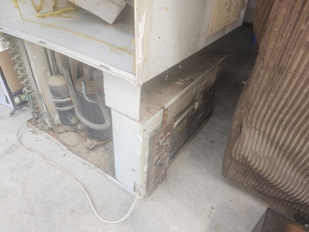 OLD WALL/WINDOW AC