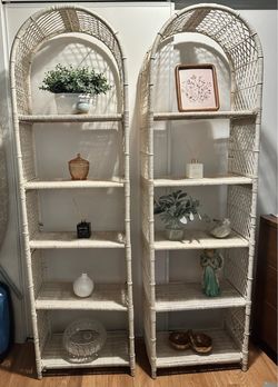 🤎. • Vintage White Wicker Arche