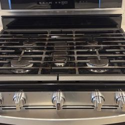 Whirlpool 5.8 CU FT Freestanding Gas Range.