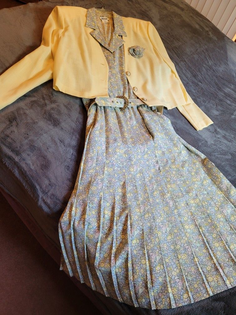 Women's Pastel Floral Short Sleeved Dress with Belted Waist and Pleated Skirt (1 pc), Includes Bright Yellow Linen Long-sleeved Jacket.