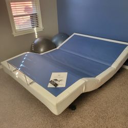 Queen/Reverie Deluxe Adjustable Massaging Bed Frame