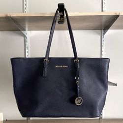 Women’s Large Michael Kors Coated canvas Tote bag. Retail $380. Excellent condition like new! Color Navy Blue, Graphic Printed interior, Gold-Tone Har