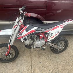 2021 Dirtbike 150cc Ready To Ride Still In Brand New Condition 