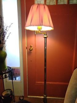 Nice SOLID BRASS FLOOR LAMP. ADJUSTABLE