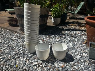 Plastic pots (18 count)