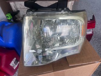 2011 Ford Expedition Headlight