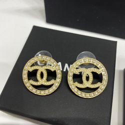 Simple gold earrings for ladies
