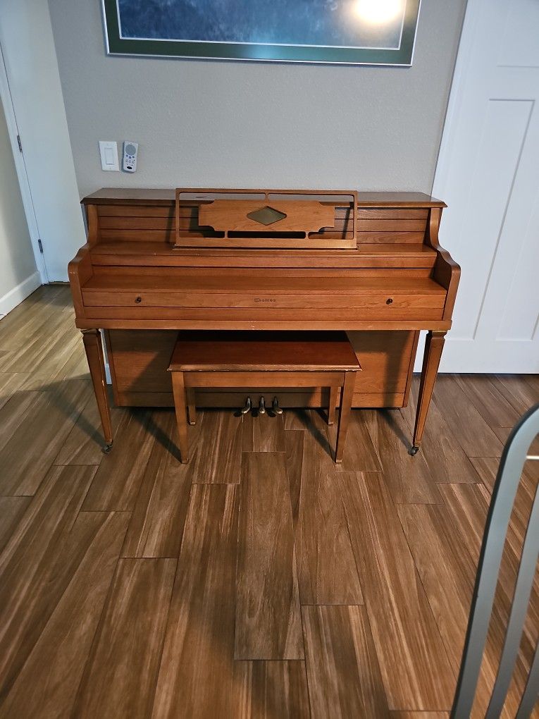 Thomas Console Piano