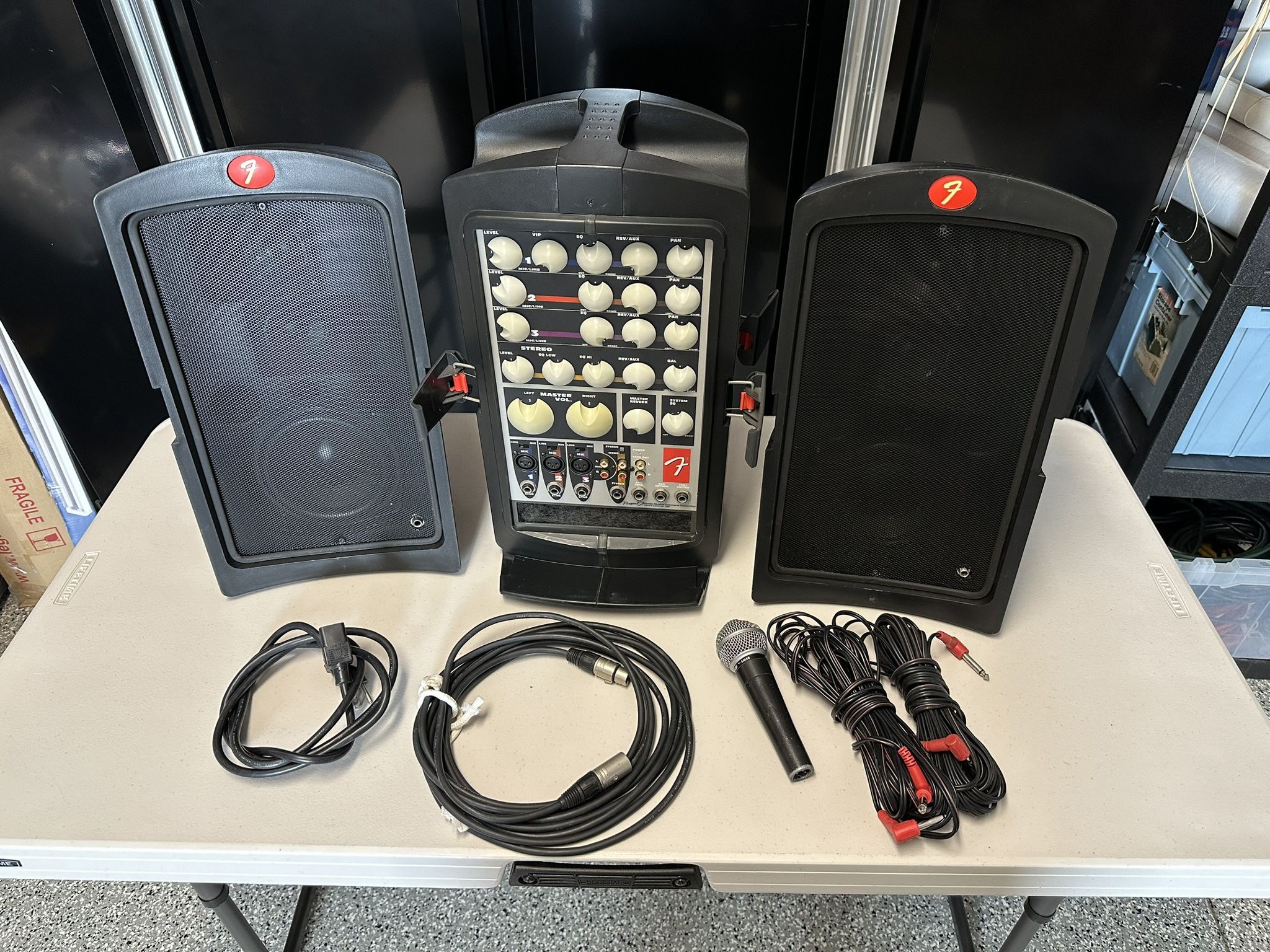Fender Passport PD-150 Portable PA sound system with Shure SM58 ...