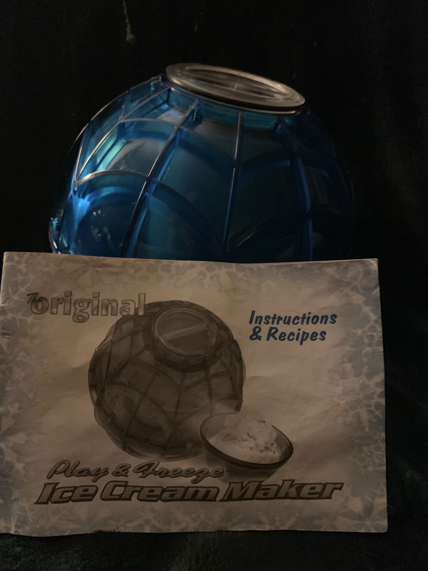Play and freeze ice cream maker ball