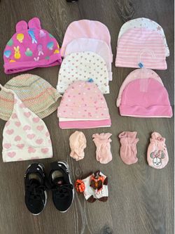 Baby girl stuff hats ,shoe, mittens , sock $10