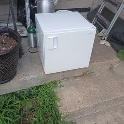 Mini fridge with freezer compartment
