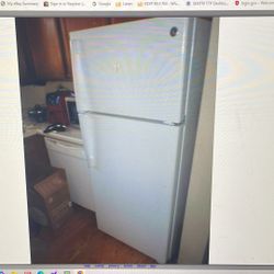 GE GENERAL ELECTRIC TOP FREEZER BOTTOM REFRIGERATOR 28”W 67”H 30”D Apartment Size