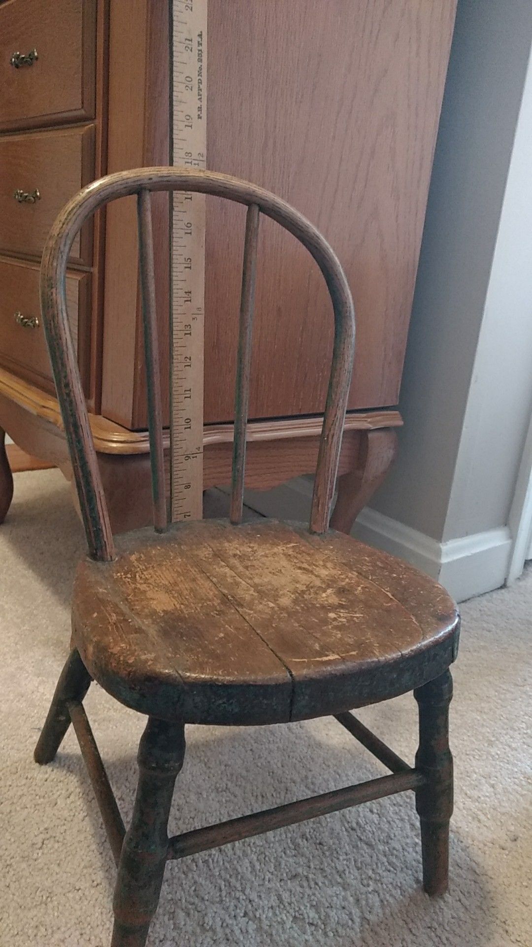 Chair, small child/Doll