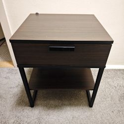 Modern Nightstand / Bedside Table
✨ Condition: Gently used, excellent shape