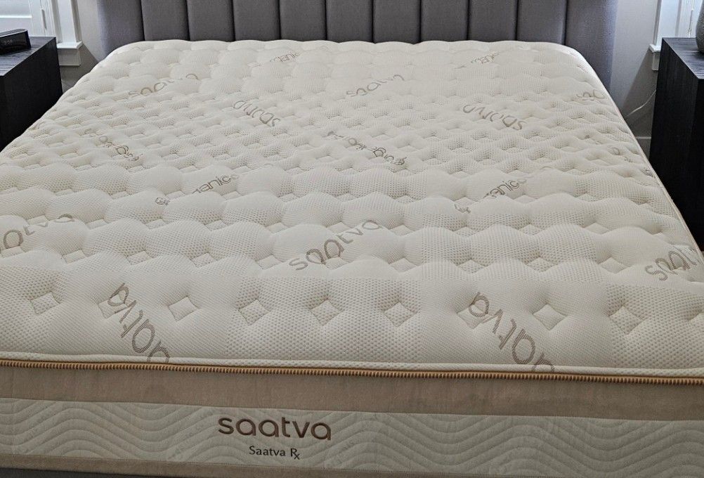 Saatva Rx Mattress, King, Like New, Perfect Condition