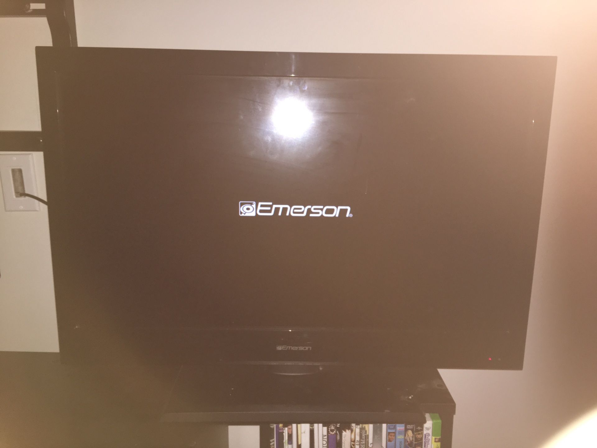 32 inch Emerson tv with original remote