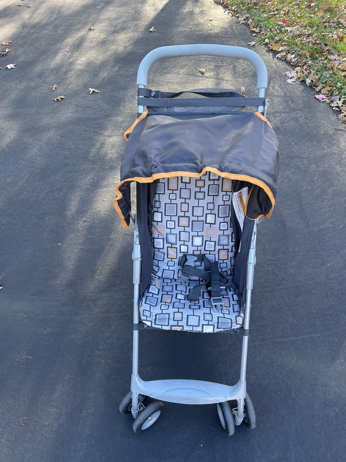 FOLDABLE BABY STROLLER WITH BRAKES,SEAT BELT,CANOPY:LIKE NEW CONDITION