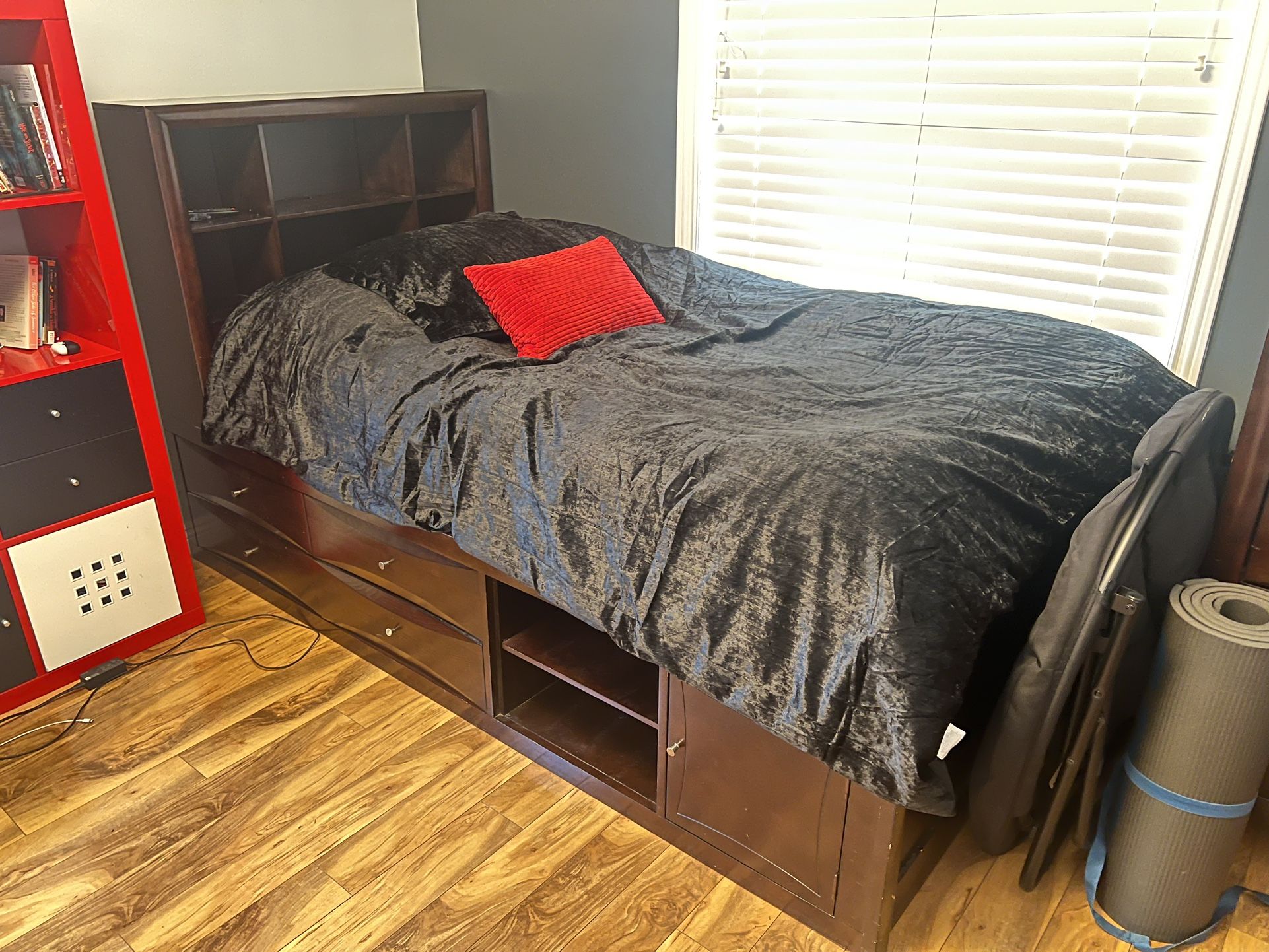 >> TWIN BED AND DRESSER <<