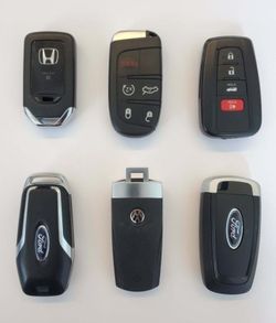 Car keys and fobs llaves