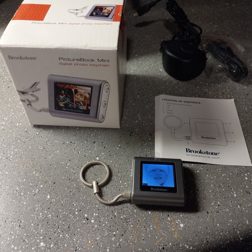 Brookstone Picture Book Mini Digital Photo Keychain for Sale in Albuquerque NM OfferUp