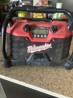 Milwaukee Speaker With Battery Charge 