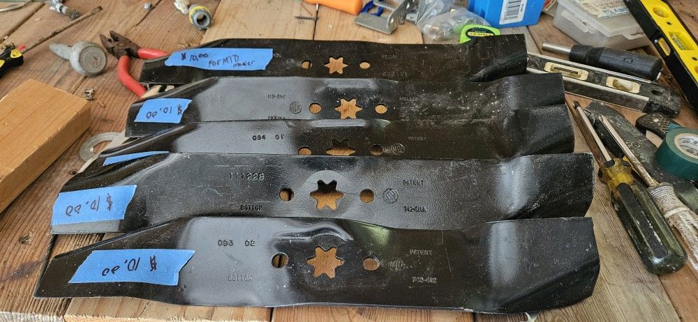 Riding lawn mower blade for MTD mower