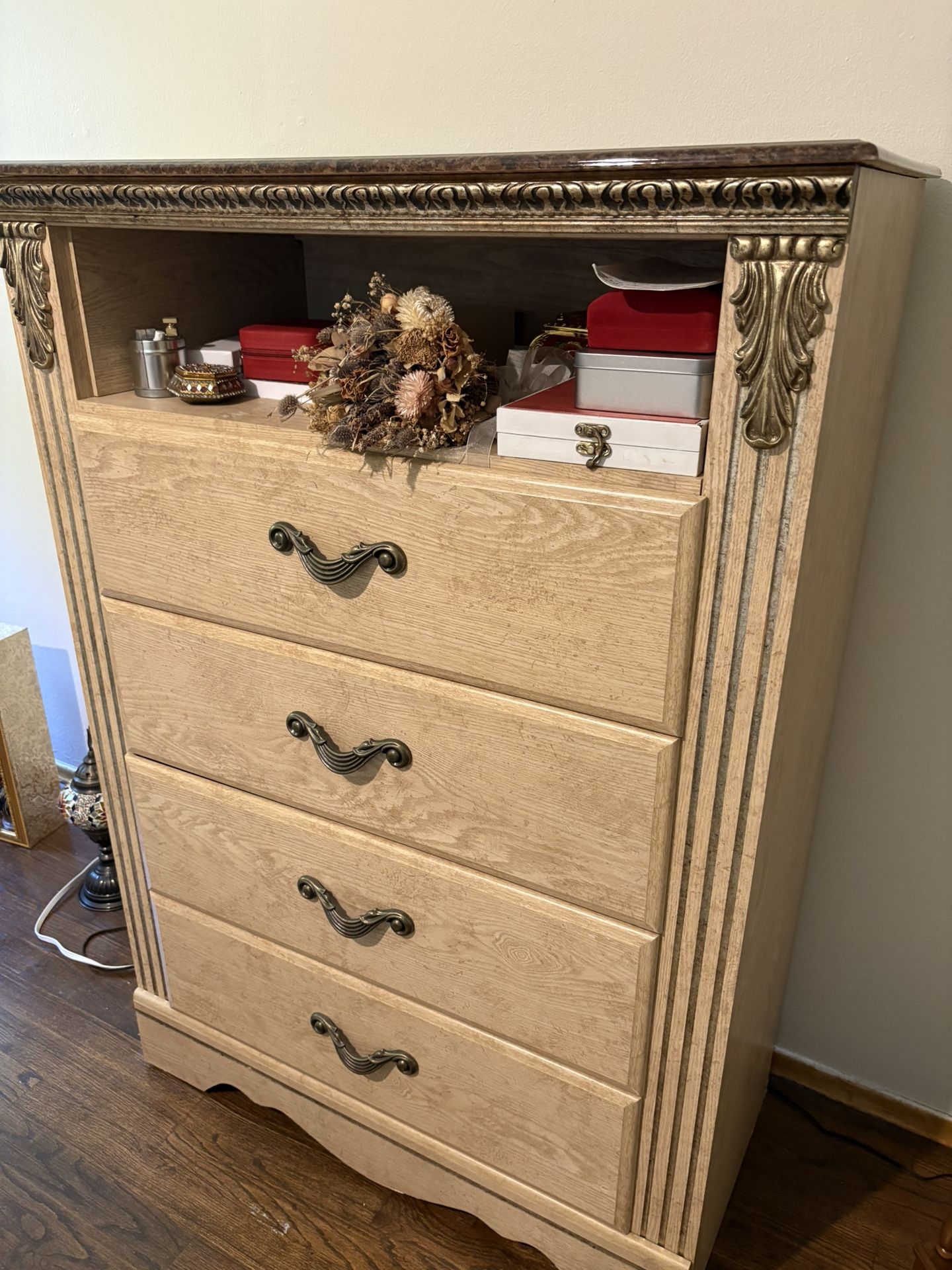 Sandberg Furniture Chest Of Drawers / Dresser