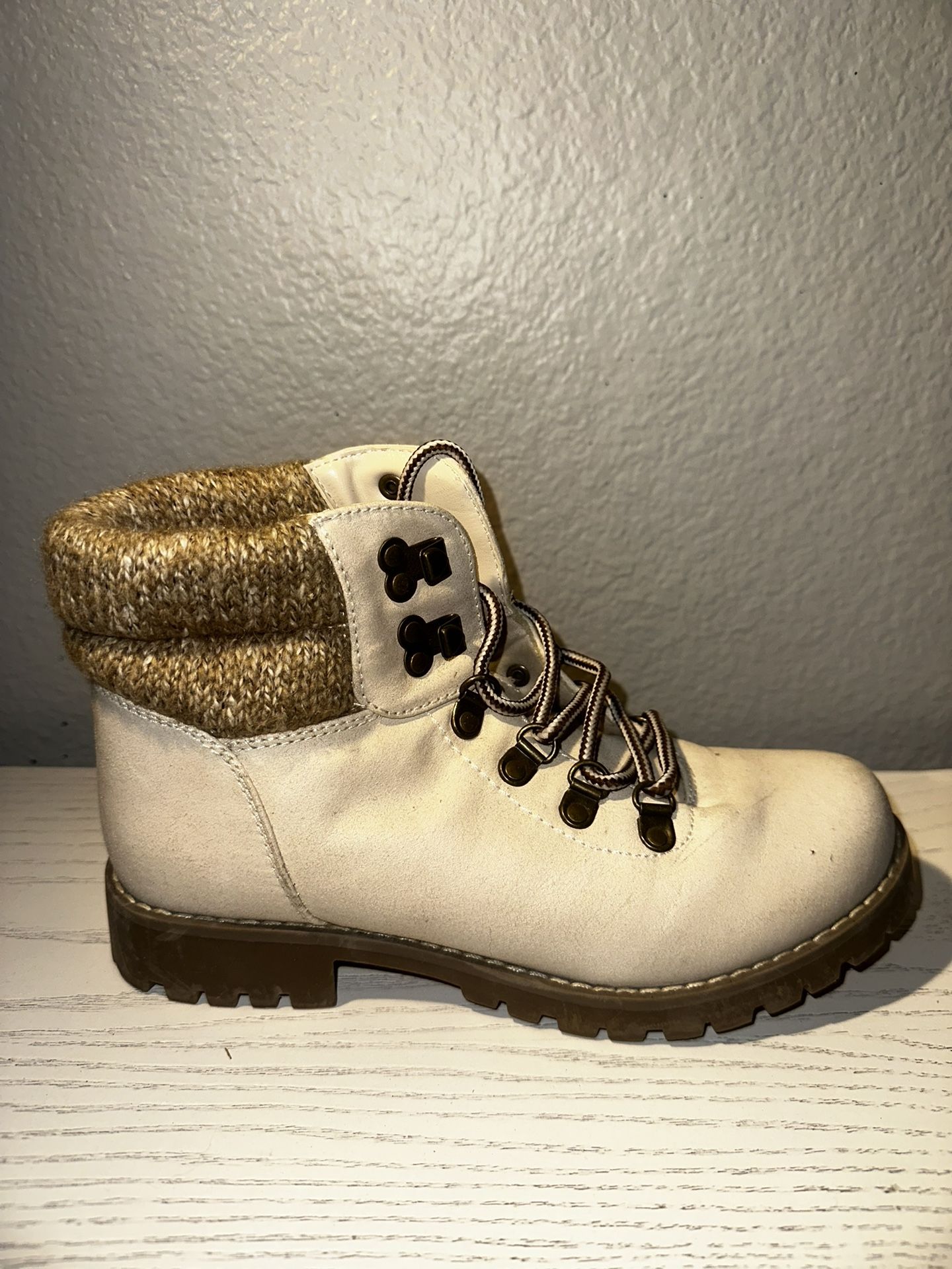 Women’s Cliffs Hiking Boots Size 6