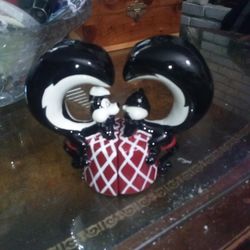 Pepe Le Pew Salt And Pepper Shakers