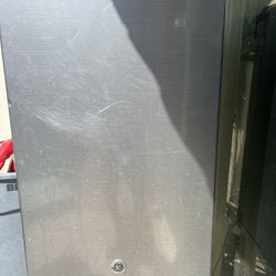 GE Mini Fridge With Freezer 