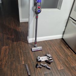 Dyson V8 Vaccum Cleaner 