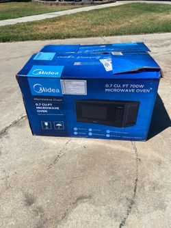 Midea 0.7 -Cu.Ft. 700-Watts Countertop microwave oven