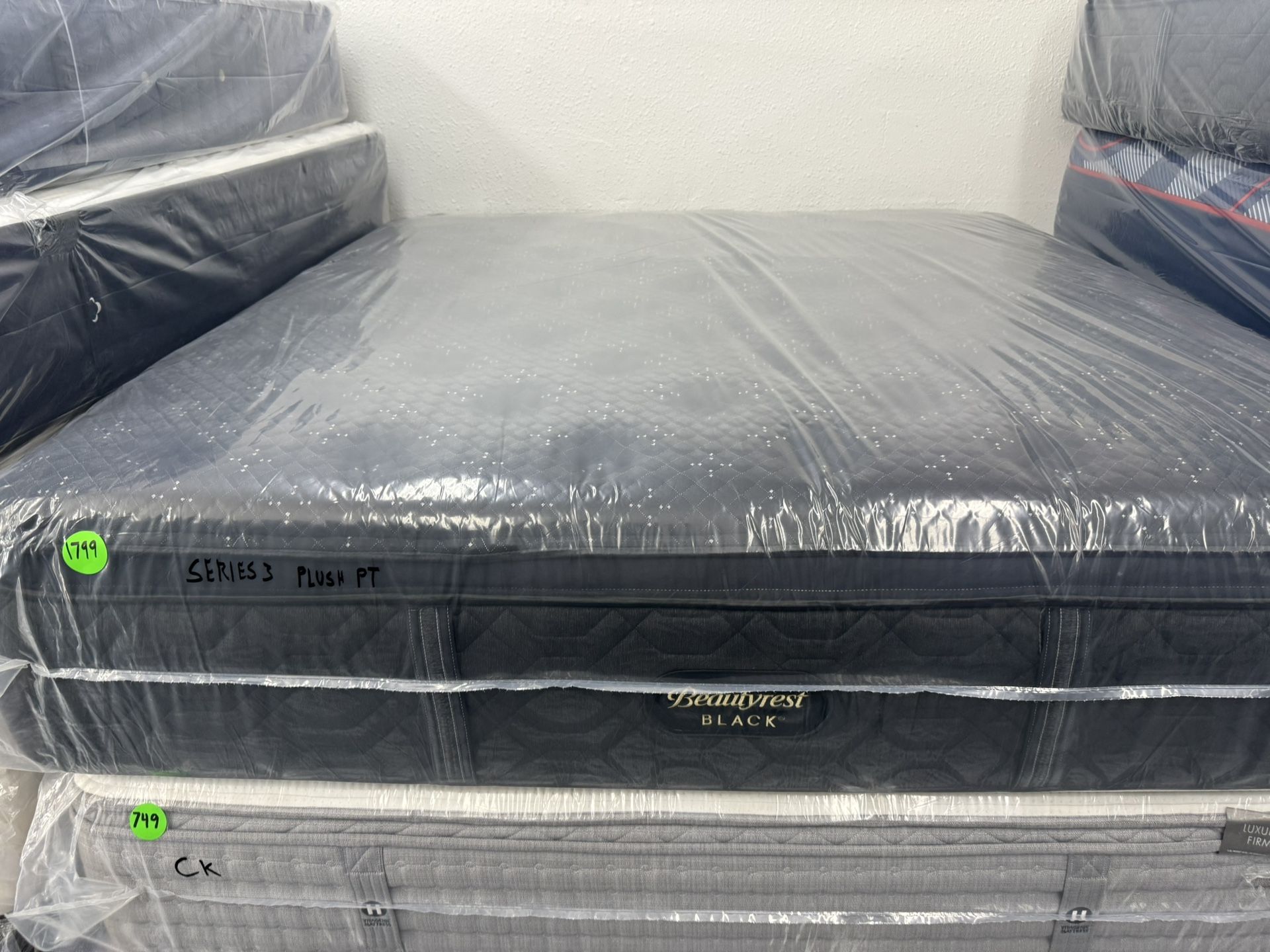 KING SIZE SIMMONS BEAUTYREST BLACK SERIES 3 (PLUSH) PILLOW TOP MATTRESS & BOX SPRINGS BED SET