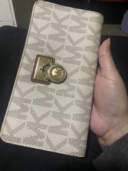 Large Michael kors Zip Around Wallet 
