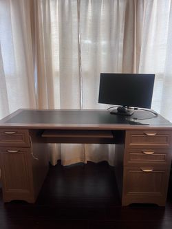 Computer desk